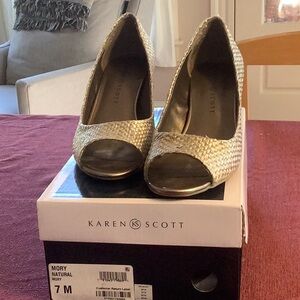 Karen Scott 2 1/2” heel, peek-toe, weaved in gold. Wore once for a wedding.